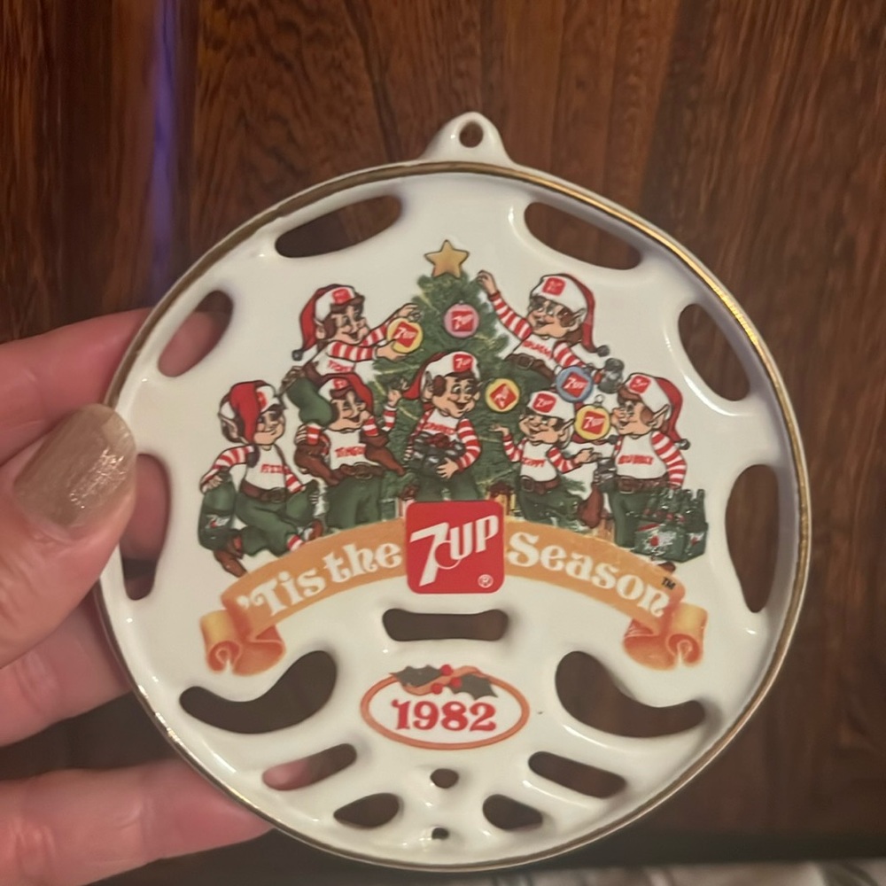 7Up 1982 Tis The Season Ceramic Christmas Ornament, Santa’s elves, excellent con